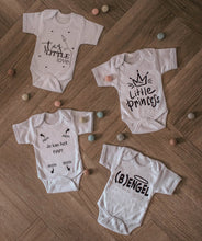 Afbeelding in Gallery-weergave laden, Gepersonaliseere Baby Geschenk Set - Jongen - Meisje - Houten Baby Klerenhanger - GEPERSONALISEERD