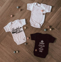 Afbeelding in Gallery-weergave laden, Houten Baby Klerenhanger - GEPERSONALISEERD voor JONGEN - MEISJE - UITGESNEDEN NAAM met ROMPER STAY LITTLE LOVE