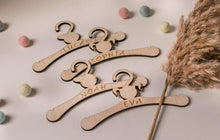 Afbeelding in Gallery-weergave laden, Gepersonaliseere Baby Geschenk Set - Jongen - Meisje - Houten Baby Klerenhanger - GEPERSONALISEERD