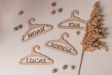 Afbeelding in Gallery-weergave laden, Houten Baby Klerenhanger - GEPERSONALISEERD voor JONGEN - MEISJE - UITGESNEDEN NAAM met ROMPER STAY LITTLE LOVE