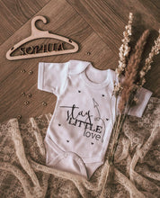 Afbeelding in Gallery-weergave laden, Houten Baby Klerenhanger - GEPERSONALISEERD voor JONGEN - MEISJE - UITGESNEDEN NAAM met ROMPER STAY LITTLE LOVE